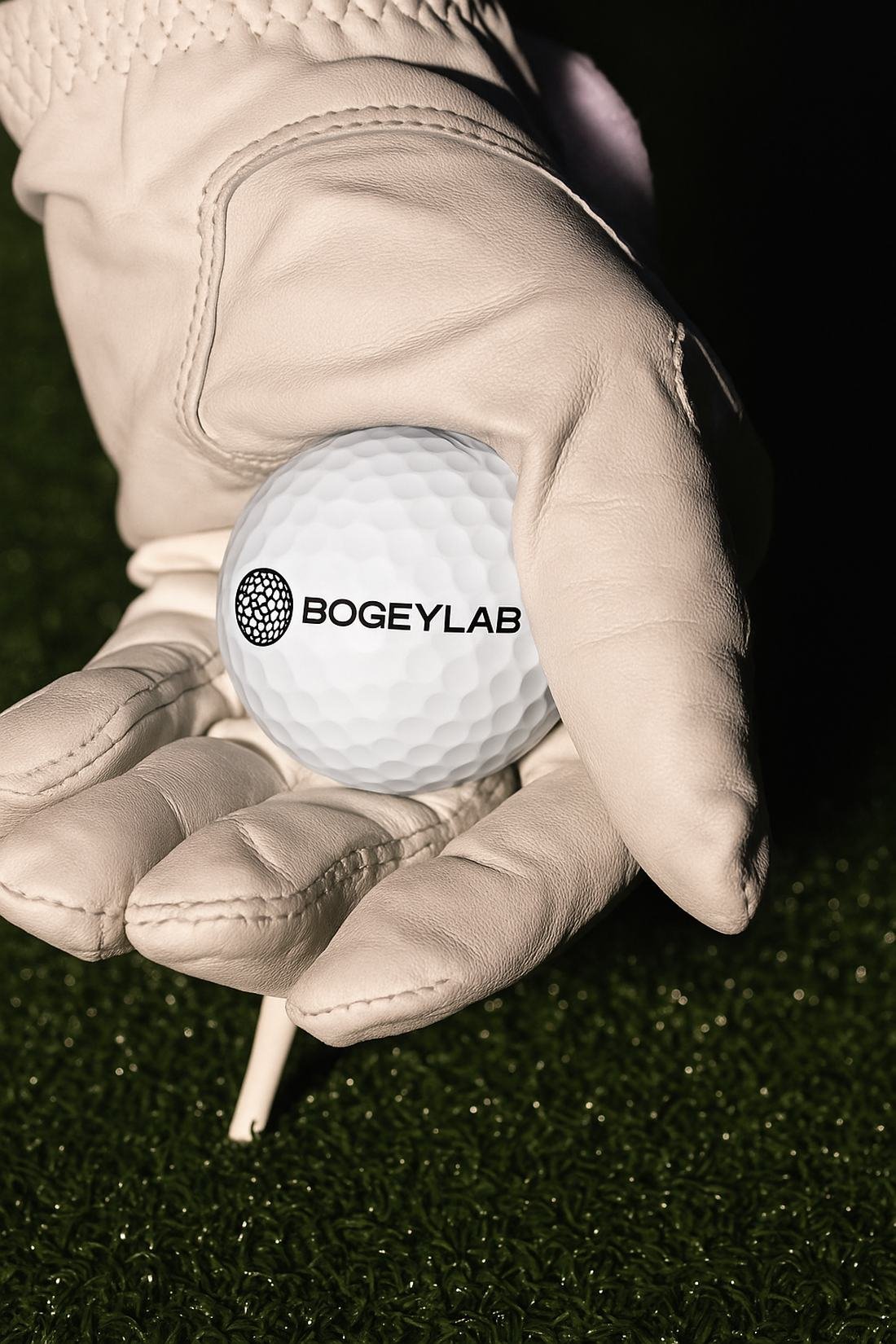 Bogeylab-pallo golfhanskan päällä