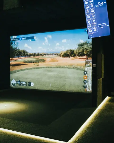 Golfkenttä pelinäytöllä ja valaistu lyöntialue